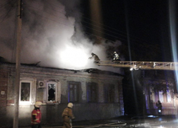 Из крупного пожара в центре Астрахани спасли 4 человека