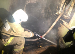 В Астраханской области горела квартира и подожгли дверь