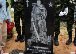 Под Астраханью установили памятник погибшему в годы Великой Отечественной войны солдату