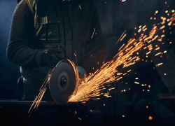 В Астрахани завели уголовное дело на фирму, которая незаконно производила металл 