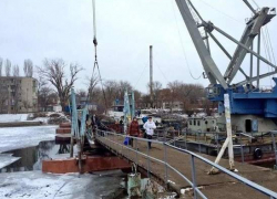 В Астрахани сломался напополам пешеходный мост 