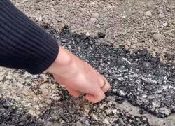 Можно снять руками: Народный фронт показал качество асфальта на улице Урицкого в Астрахани