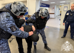 Астраханские росгвардейцы два дня подряд ловят нарушителей в крупных магазинах