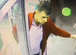 Астраханская полиция разыскивает мужчину, укравшего деньги из банкомата