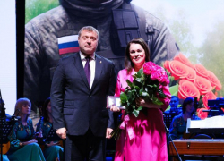 Игорь Бабушкин наградил лучших астраханок в труде и общественной жизни