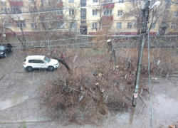 В Астрахани специалисты устраняют последствия двухдневной непогоды