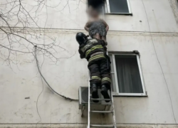 Астраханские огнеборцы боролись с огнем в девятиэтажке и эвакуировали 14 человек