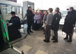 На железнодорожном вокзале Астрахани прошел урок электробезопасности для школьников 