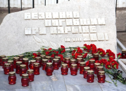 В Астрахани десятки человек почтили память жертв теракта на Кировском рынке