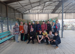 Жители села Самосделка Камызякского района плетут маскировочные сети для фронта