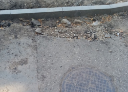Дорожники успокоили астраханца, пожаловавшегося на высокие бордюры