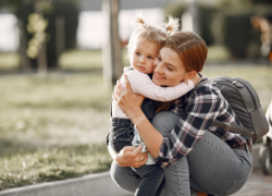 На пособие по уходу за ребенком до полутора лет астраханцам выделили более 2,5 миллионов