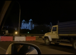 Дыра на Новом мосту дождалась заботливые руки 