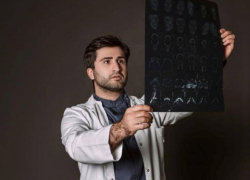 Астраханцу распилили и собрали челюсть после падения с третьего этажа 