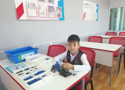 Третьеклассник из Астрахани создал музыкального робота, которым можно управлять с телефона