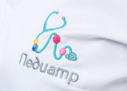 Астраханец управляет компьютером глазами и рисует дизайн одежды для медиков