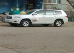 В Астрахани на иномарку сложили мусор 