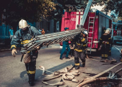 Астраханские пожарные спасли жизни двух детей и их матери