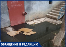 Многоэтажку на 2-й Дербентской в Астрахани заливают нечистоты