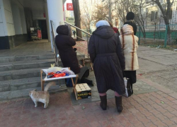 В Астрахани оставили лежать на дороге мертвую старушку 