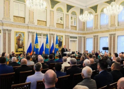 Выдающихся астраханцев наградили по случаю Дня Конституции России