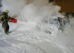 В Астрахани ночью возле гипермаркета сгорел автомобиль