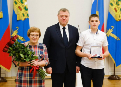 Родным астраханского ветерана вручили орден, которым должны были наградить 77 лет назад