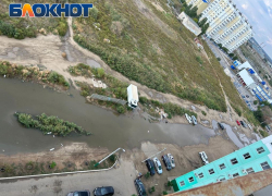 Дети микрорайона Бабаевского развлекаются в канализационной луже