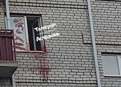 Астраханец, свесив ноги на окне, угрожал себе и ребёнку