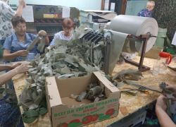 В Астраханской области волонтеры изготовили 130 масксетей на самодельном аппарате