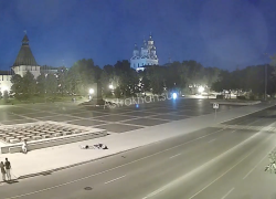 В соцсетях появились кадры жесткого столкновения двух астраханцев на электросамокатах