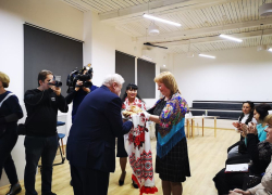 Сергея Миронова встречали в Астрахани хлебом и солью