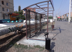 В Астрахани разбили очередную антивандальную остановку 