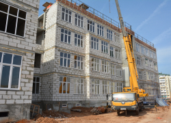 В Астрахани в Военном городке в строящейся школе начали делать крышу