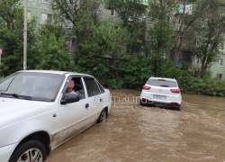 Огромная дыра в Астрахани переродилась в огромную лужу