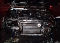 В первые часы нового года в Астрахани подожгли автомобиль