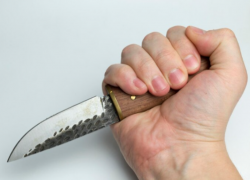 В Астрахани мужчина скончался от удара ножом в подмышку 