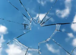 В Астрахани ночью мужчина разбил окно госучреждения