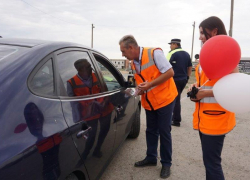 Автолюбителям города Астрахань раздали памятки с правилами пересечения железнодорожных переездов