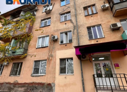 Соседи обрушившейся в Астрахани многоэтажки боятся, что из-за трещины рухнет и их дом 