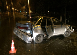 В Астрахани иномарка вылетела на красный: в ДТП пострадали двое