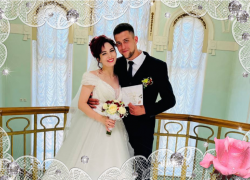 В Астрахани 55 пар поженились в Международный день балалайки