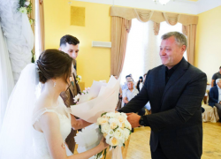 Игорь Бабушкин поздравил жителей Астраханской области с Днем семьи, любви и верности