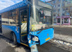 В ДТП с автобусом в Астрахани пострадали трое взрослых и ребенок