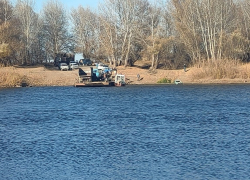 Трактор и два прицепа сорвались с парома в Астраханской области