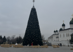 В астраханском кремле устанавливают новогоднюю елку