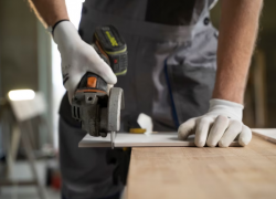 Осужденные изготовили 539 столов для астраханских учителей