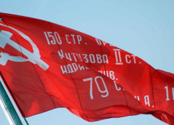 В Астраханской области на горе Большое Богдо установили Красное Знамя