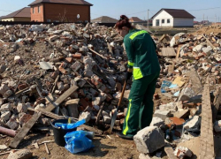 Росприроднадзор обязал через суд нескольких астраханцев заплатить более миллиона за разбросанные кирпичи