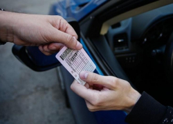 В Астрахани бывший начальник ОГИБДД незаконно вернул водительские права своему брату